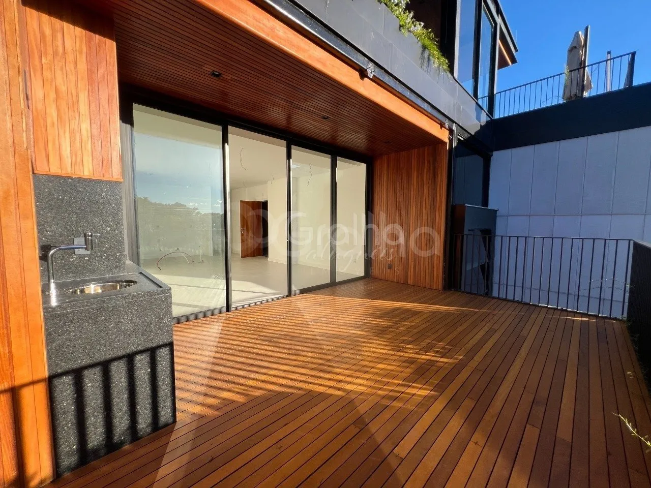 Apartment with 2 en-suite bedrooms and 221 m²
