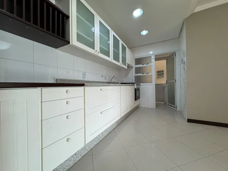 Furnished apartment, 124 m², with floor-to-ceiling windows — photo 9