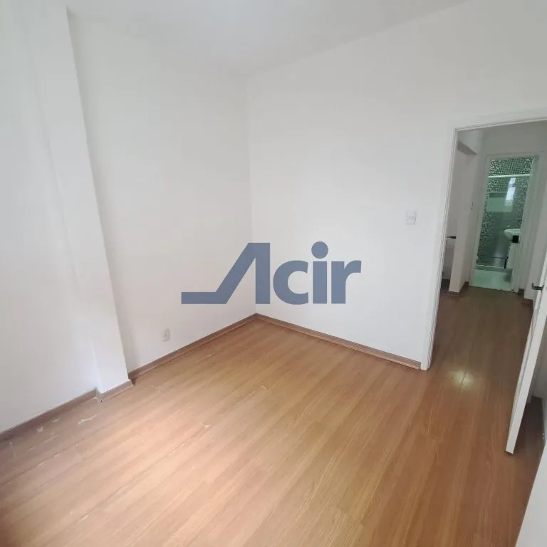 Wood or laminate floors in a one-bedroom apartment, 39 m² — photo 17