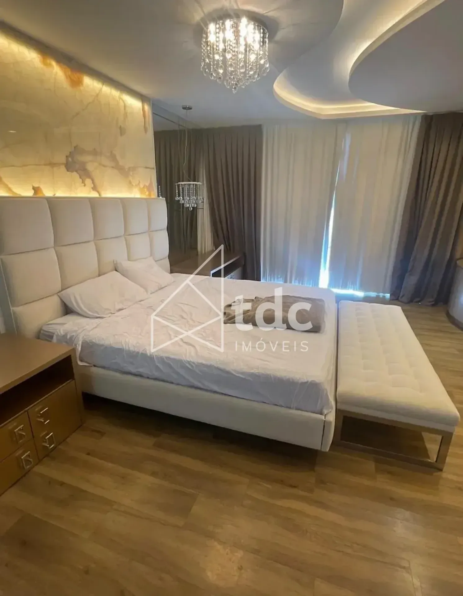 Bathtub in a 5-bedroom house, 900 m² — photo 9