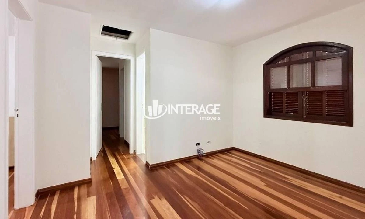Wood or laminate floors in a 4-bedroom house, 200 m² — photo 12
