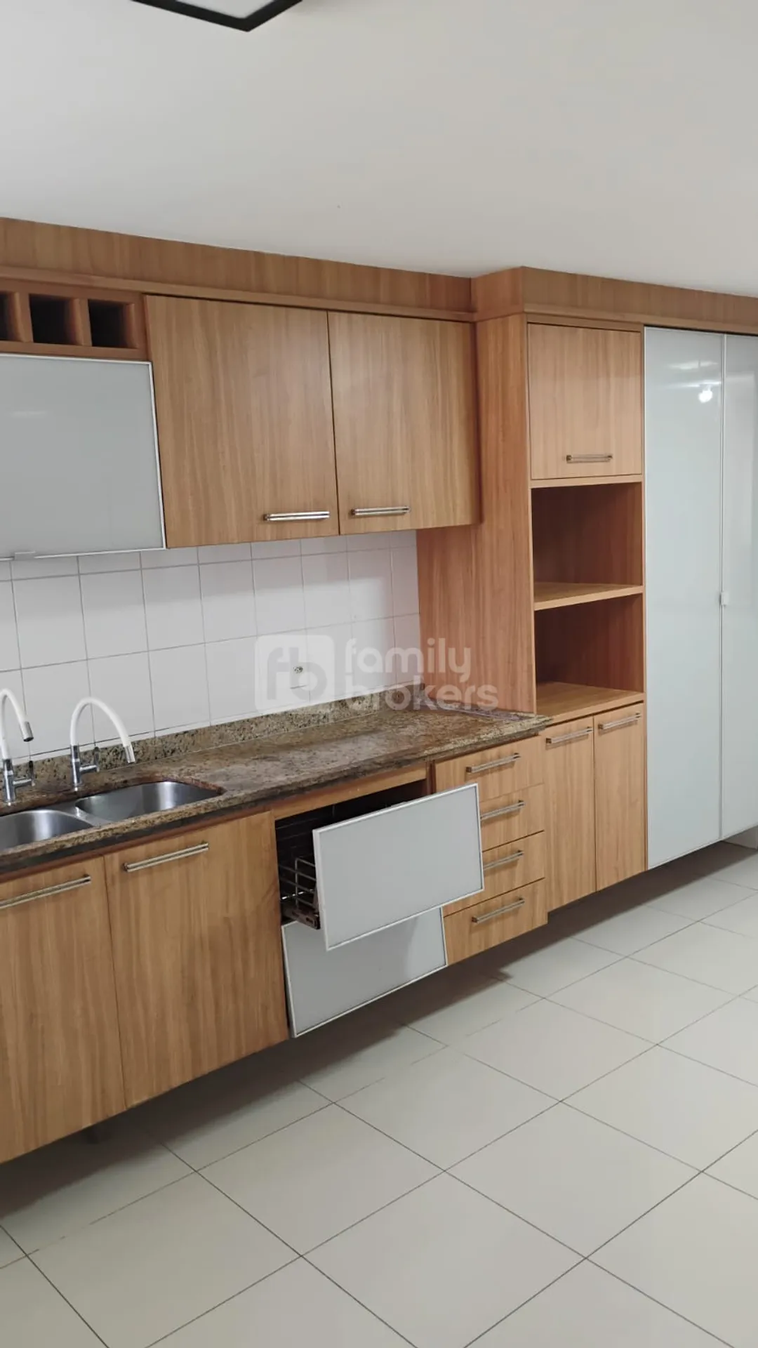 Casa, 300 m², com varanda gourmet — photo 2