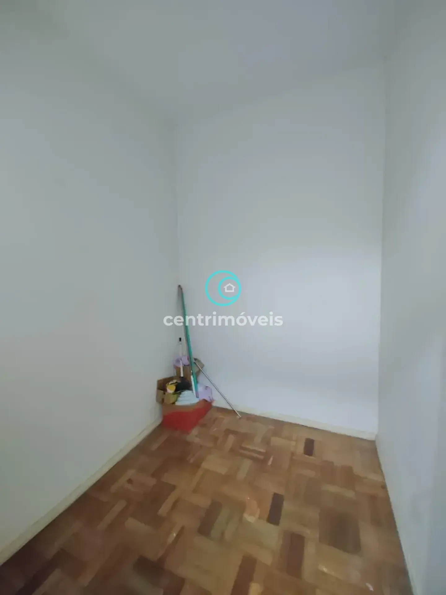 Wood or laminate floors in a one-bedroom apartment, 52 m² — photo 18