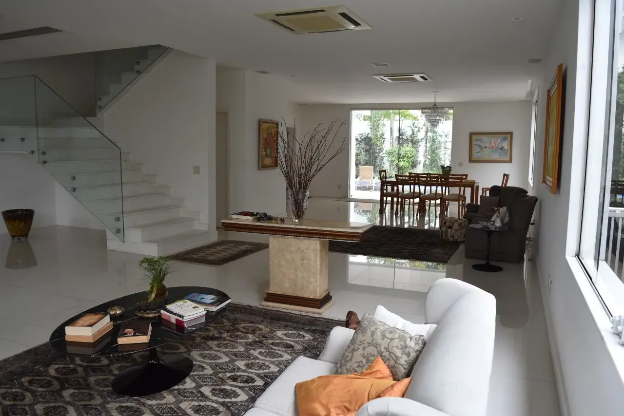 600 m² house with a private pool and a bathtub — photo 22