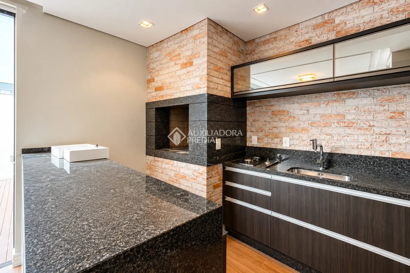 Bathtub in a 4-bedroom house, 280 m² — photo 25