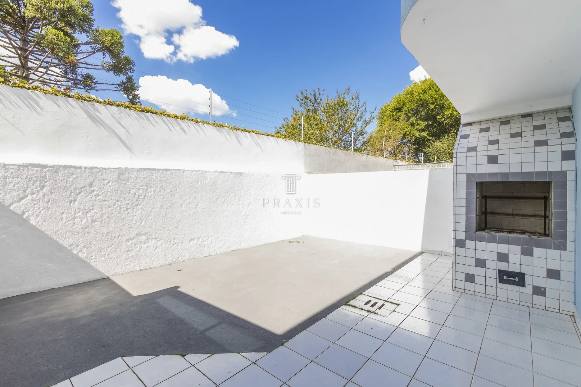 3-bedroom house with a bathtub — photo 8