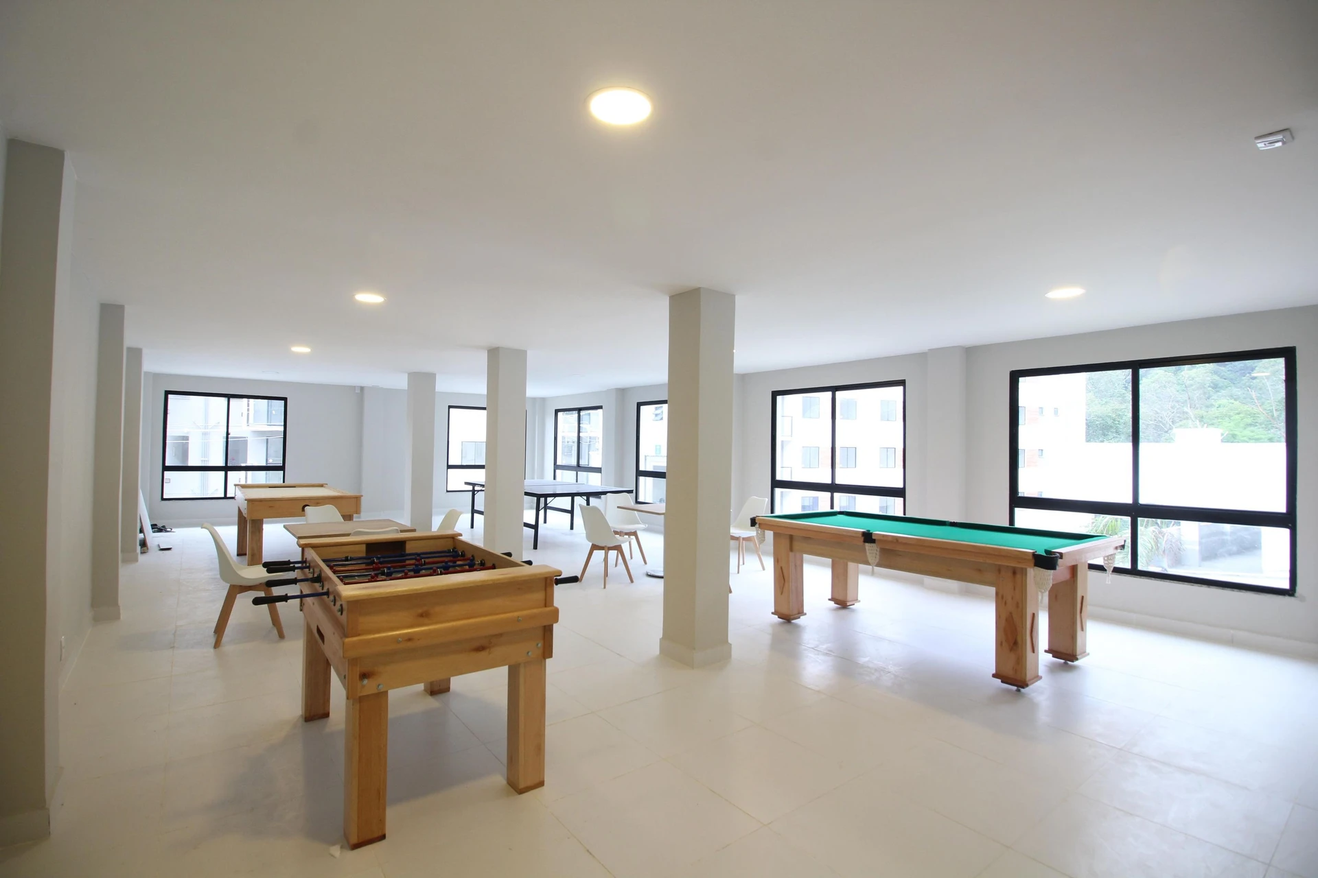 Unfurnished 2-bedroom apartment with balcony and private garden — photo 37