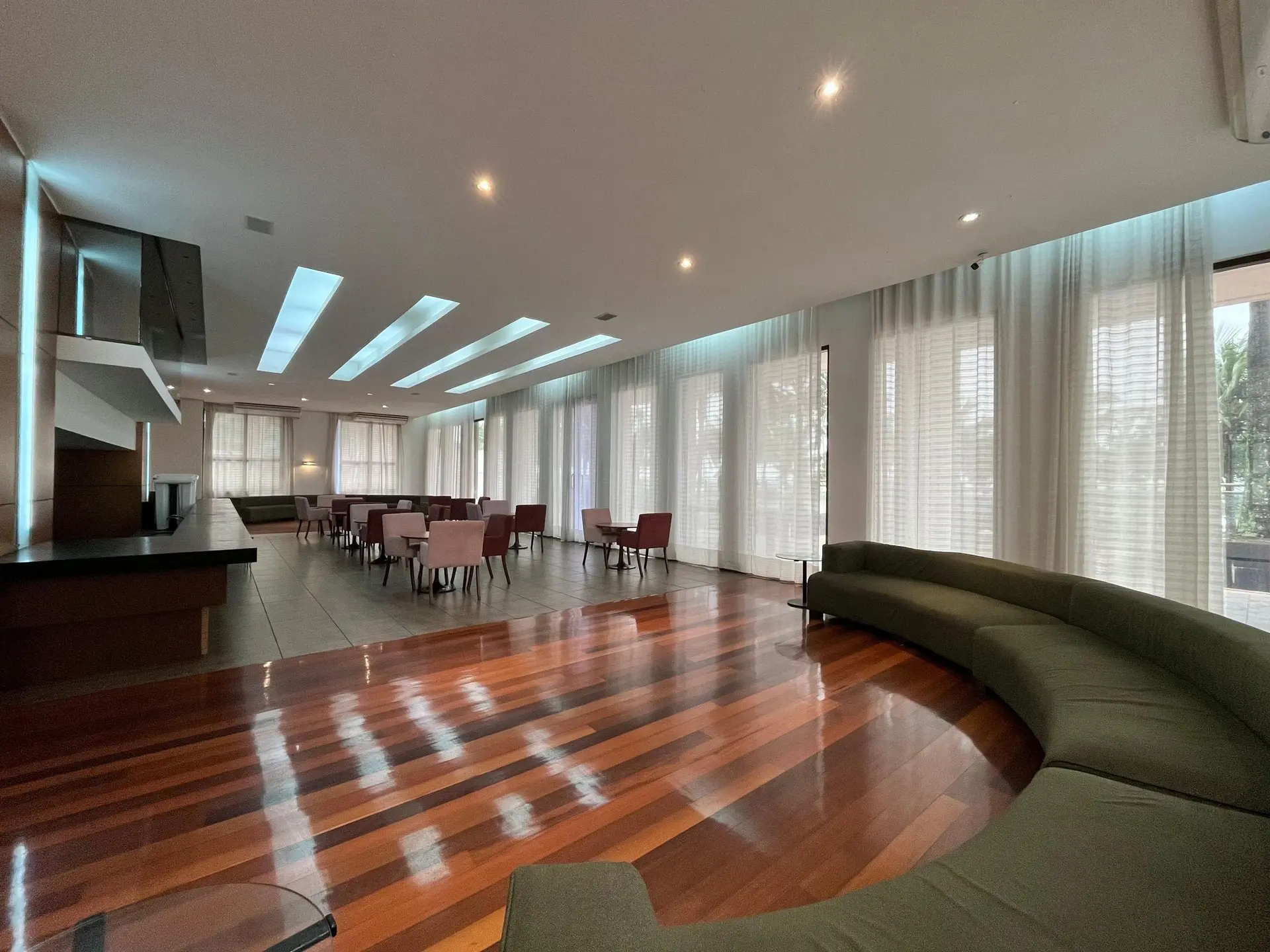 One-bedroom apartment with a washing machine — photo 34