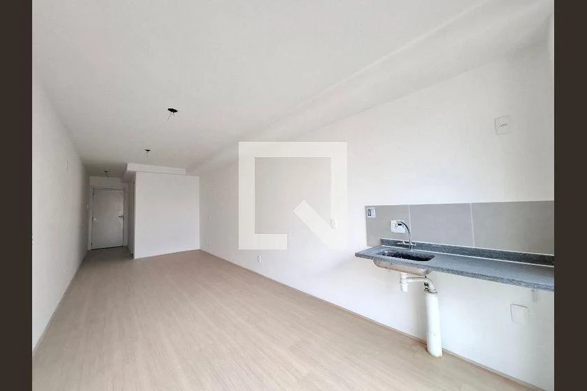 Apartamento de 1 quarto com cozinha aberta e varanda
