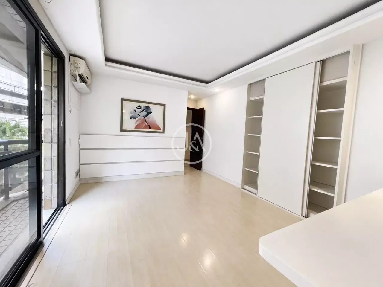 For rent 3-bedroom apartment with 251 m² and a balcony — photo 8