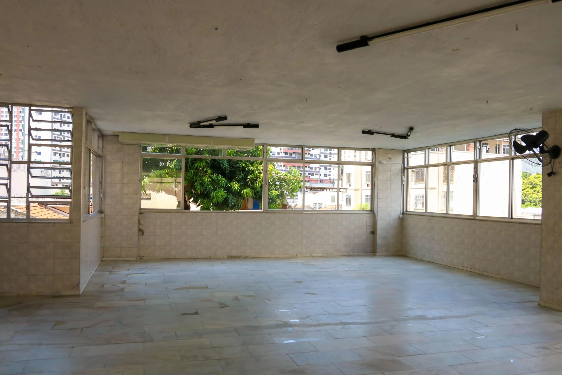 Apartment with 2 bedrooms and an enclosed glass balcony — photo 5