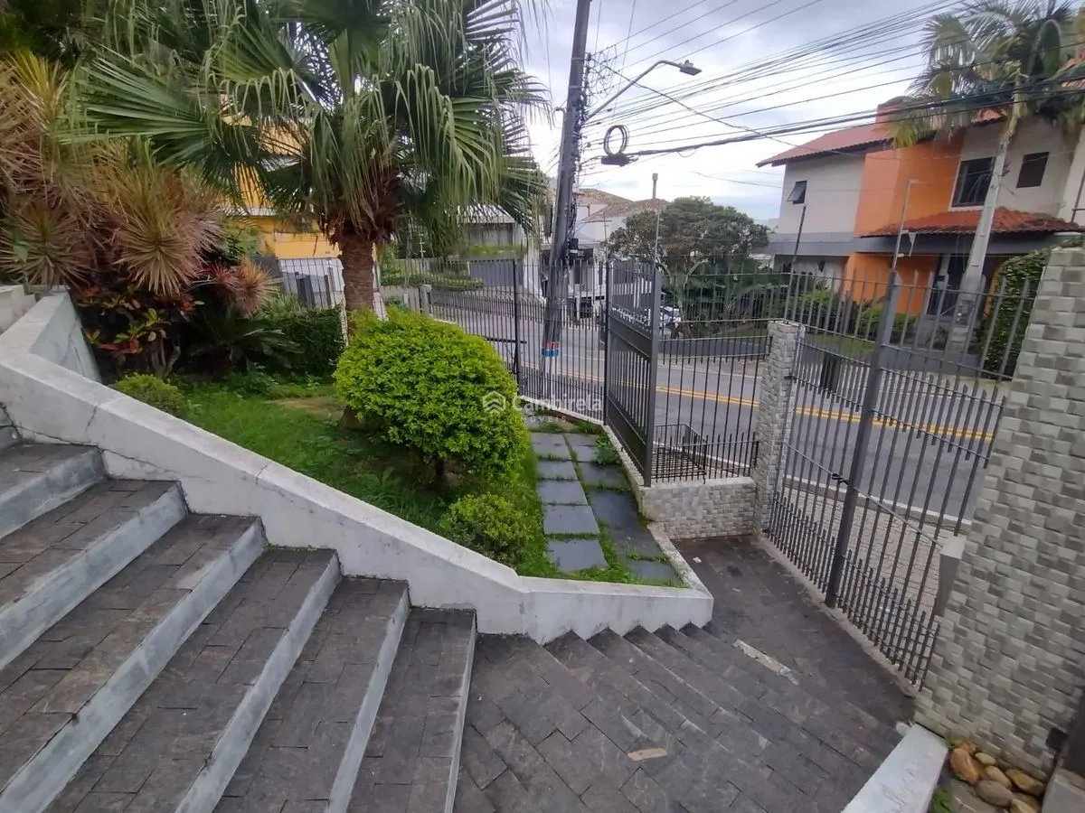 House with 4 bedrooms and 311 m² with 2 en-suites — photo 33