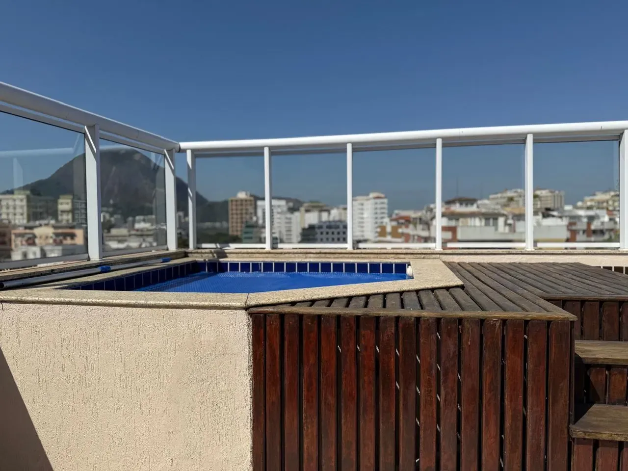 Furnished 470 m² house with 4 en-suite bedrooms and pool — photo 8