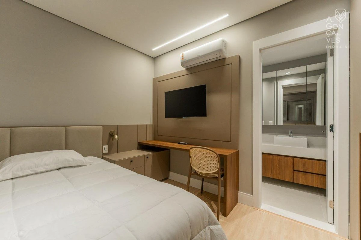 Furnished apartment, 139 m², with a glass-enclosed balcony — photo 25