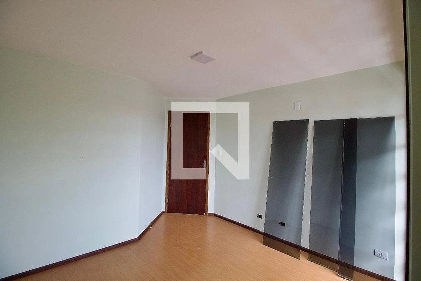 4-bedroom house with wood or laminate floors in Curitiba — photo 36