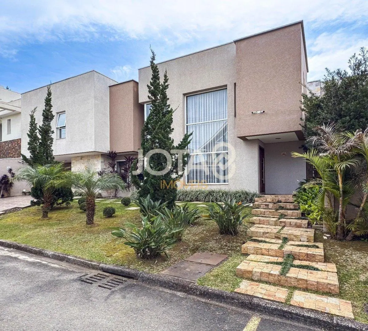 4-bedroom house with floor-to-ceiling windows — photo 3