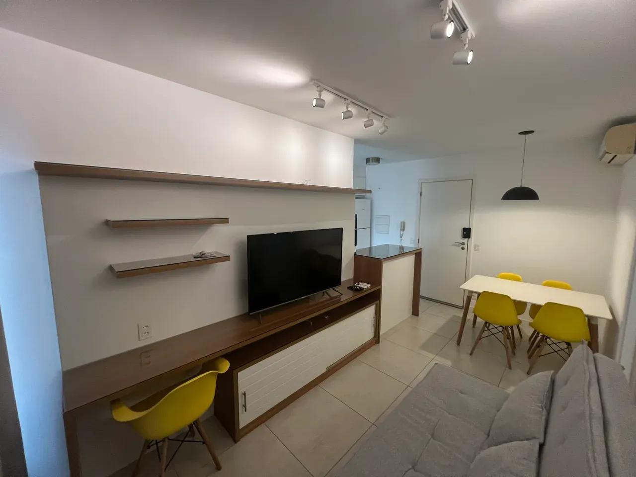 Мебльована квартира 46 м² з 1 спальнею-сюїтом — photo 6