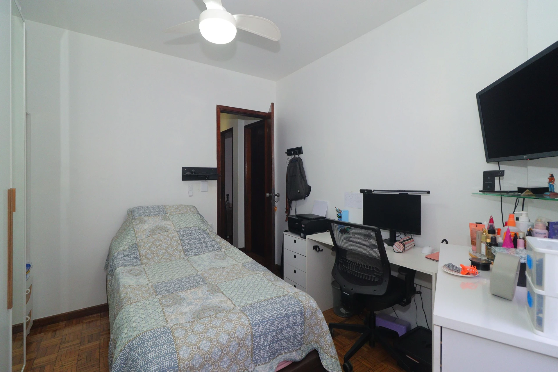 Furnished 3-bedroom apartment with balcony — photo 11