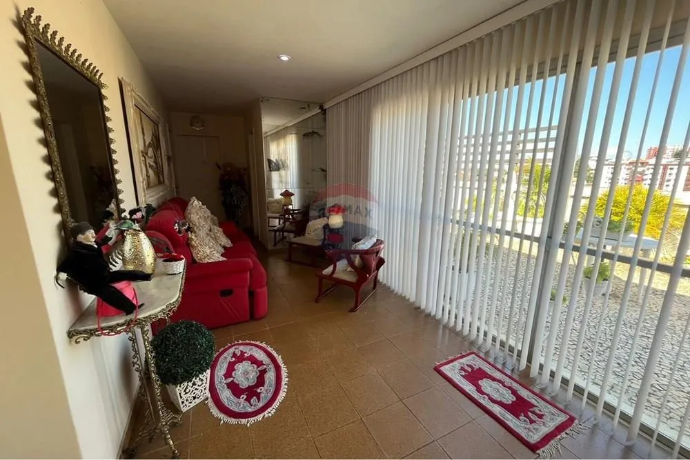 Furnished 4-bedroom apartment with 2 baths and 183 m² — photo 4