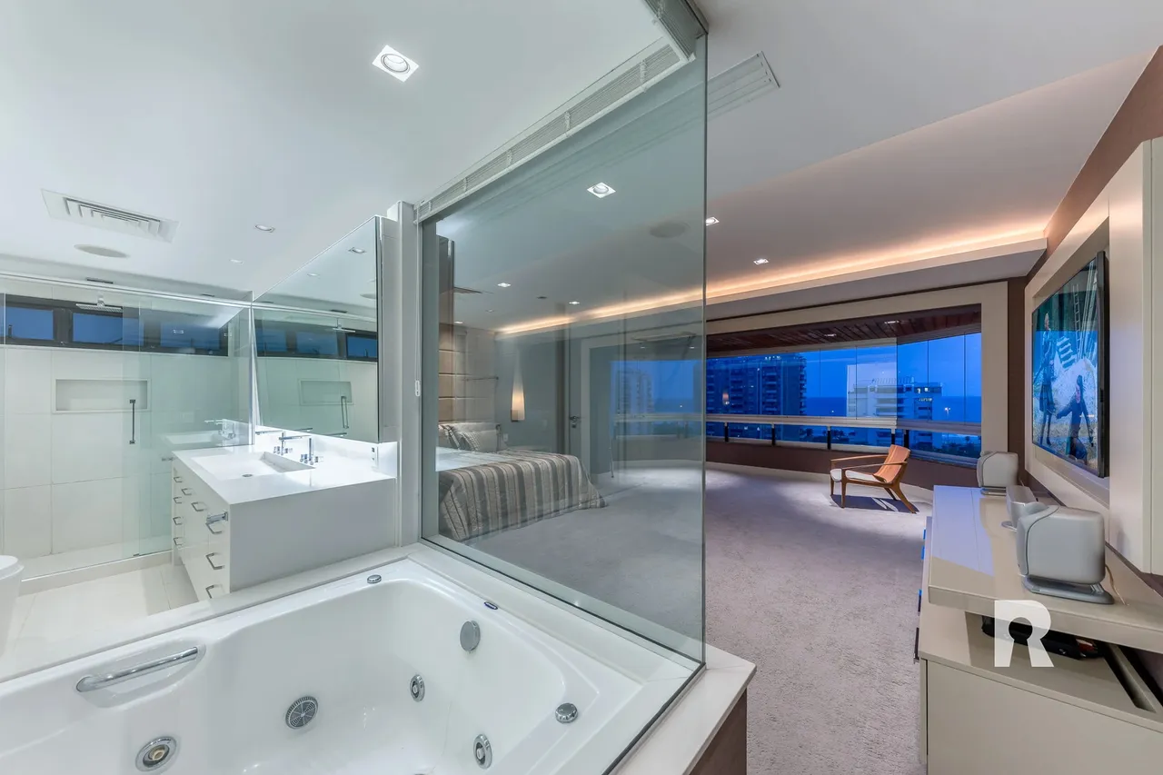 4-bedroom apartment with 5 bathrooms and enclosed balcony — photo 9