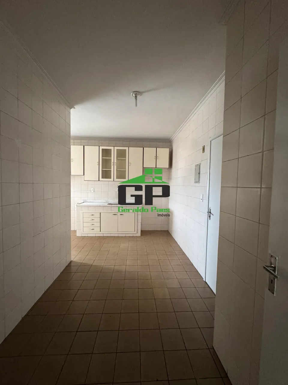 2-bedroom apartment with balcony and laundry area — photo 2