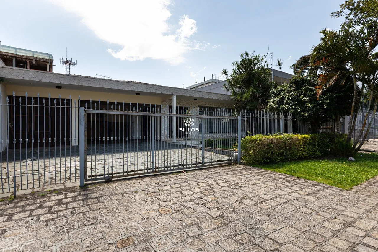 House with 4 bedrooms and 4 bathrooms plus private garden