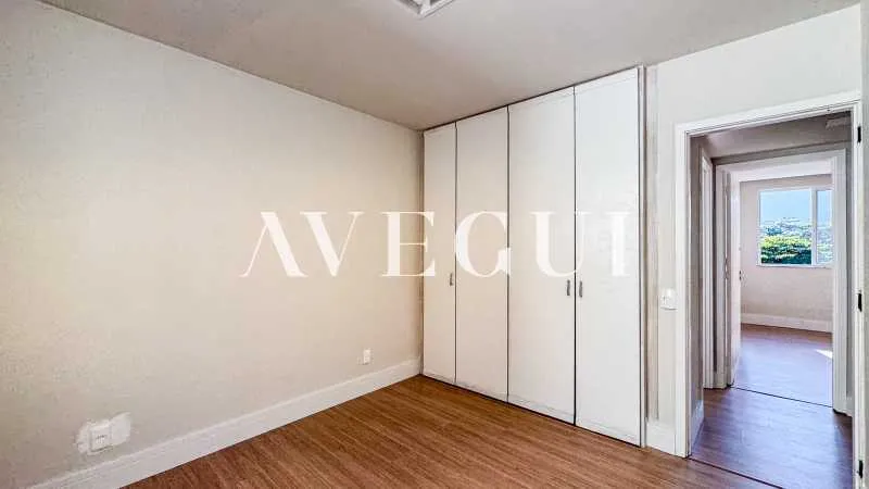 Unfurnished apartment with 4 bedrooms and tall windows — photo 11