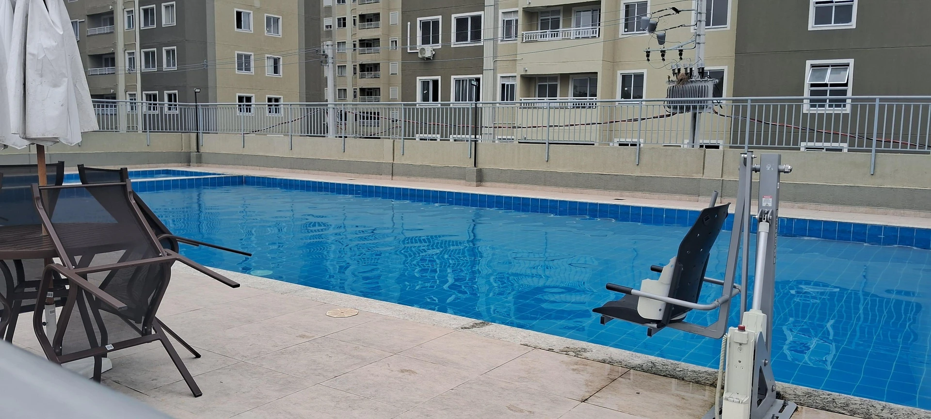 2-bedroom apartment in a building with a pool — photo 7