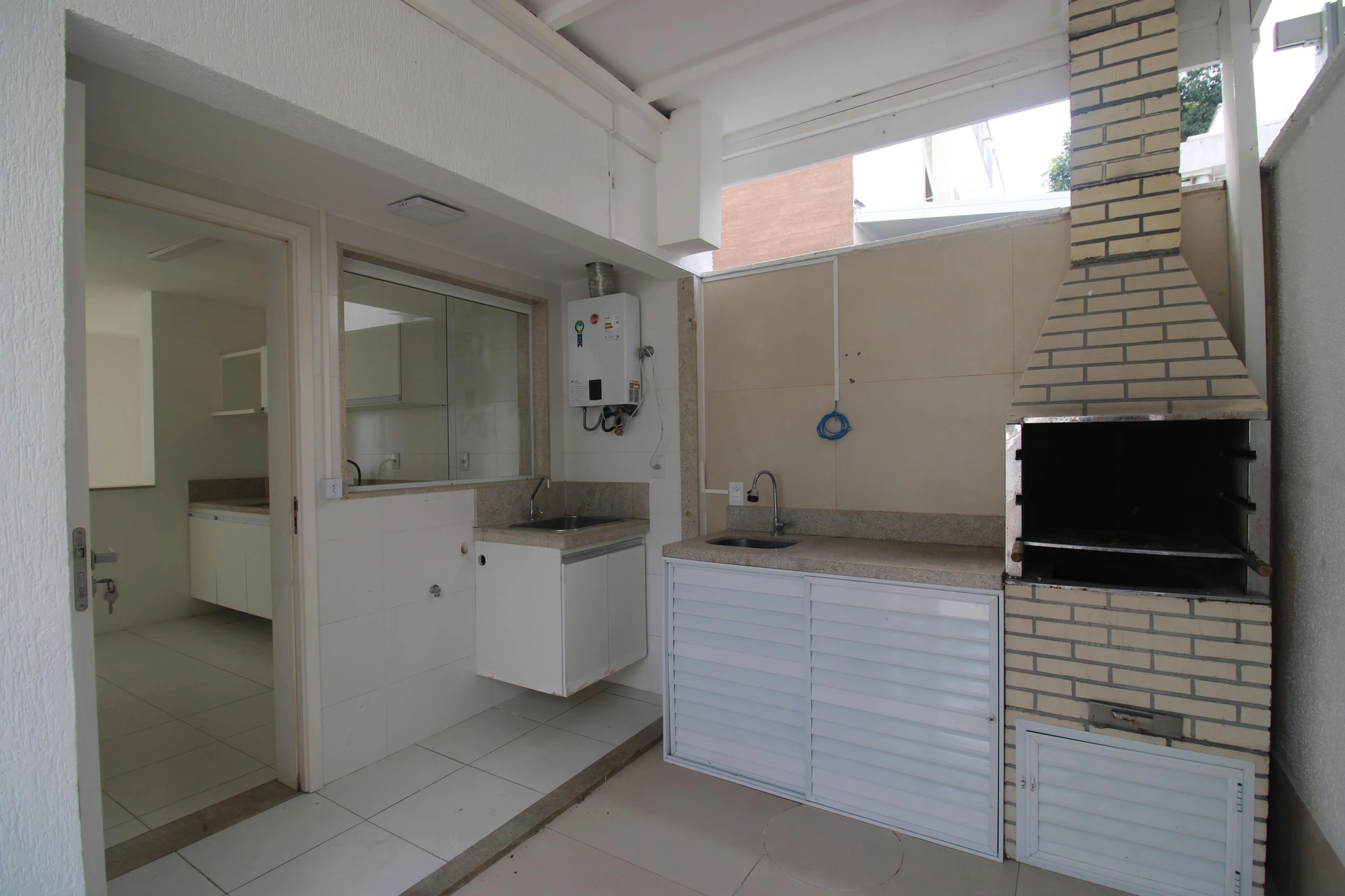 3-bedroom house with a grill on the balcony — photo 8