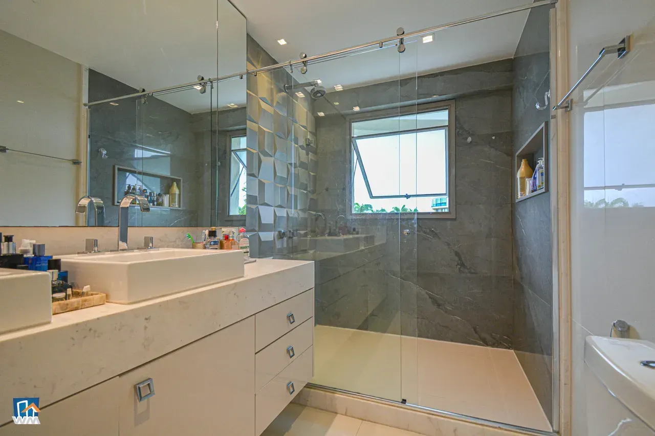 4-bedroom apartment with open-plan kitchen and electric stove — photo 31