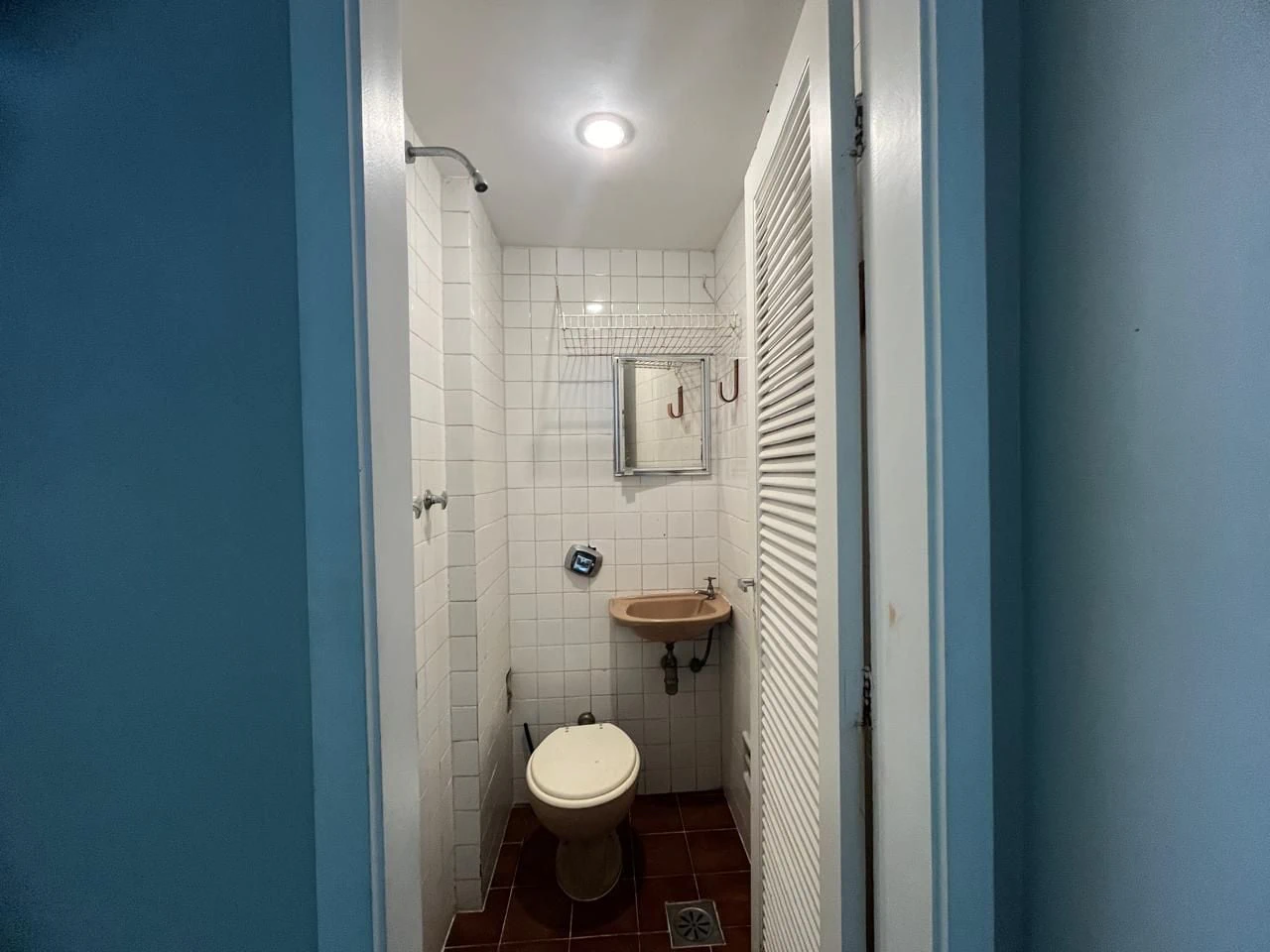 Glass-enclosed balcony in a 3-bedroom apartment, 160 m² — photo 11