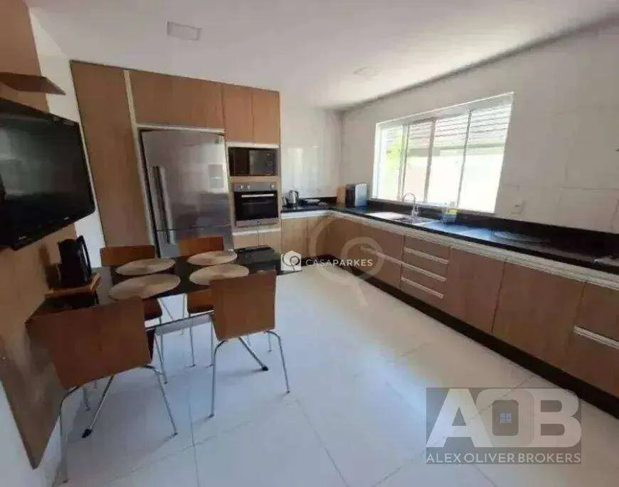 280 m² house with 5 bedrooms and an open-plan kitchen — photo 2