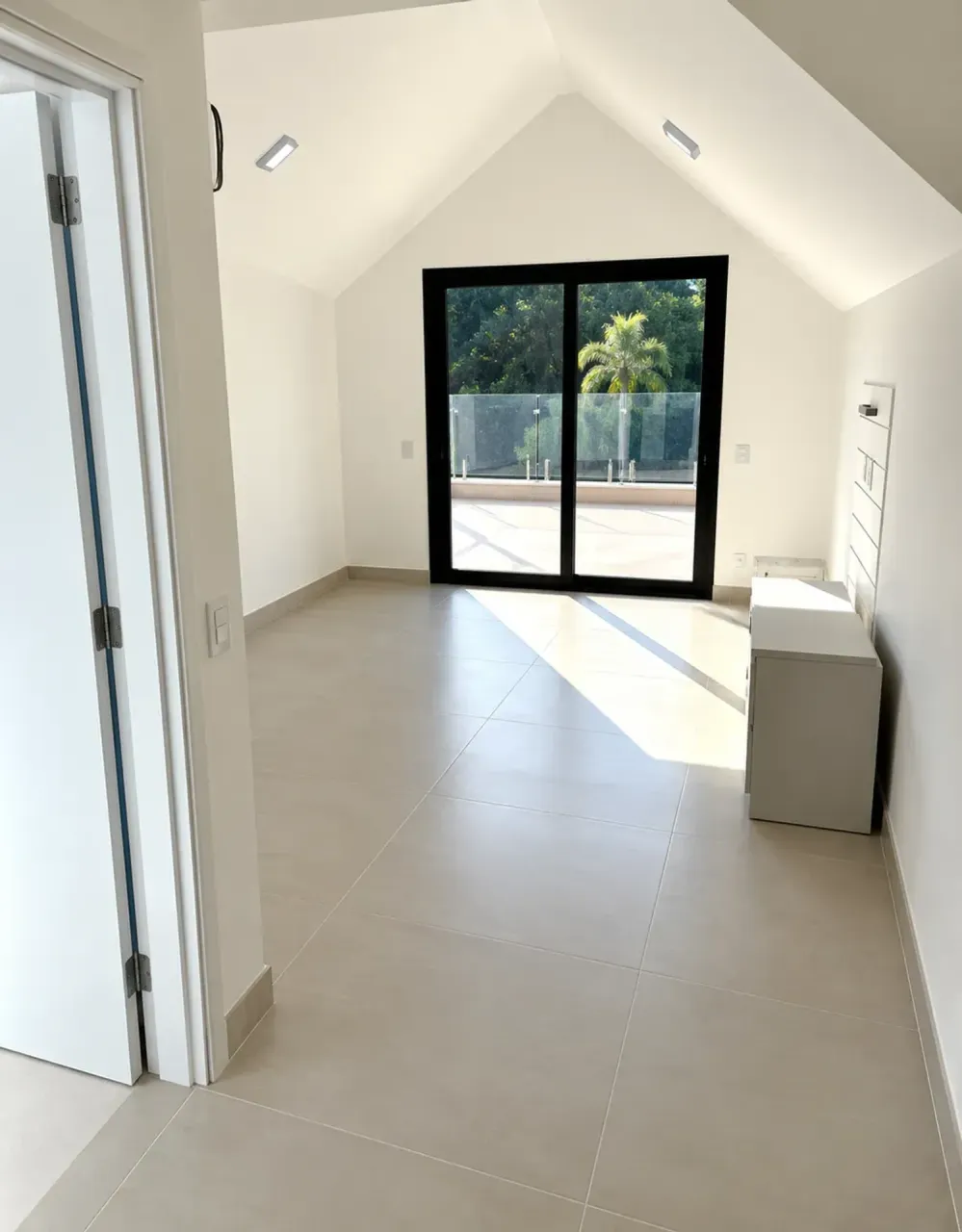 House with 4 bedrooms and 5 bathrooms, closed kitchen — photo 2
