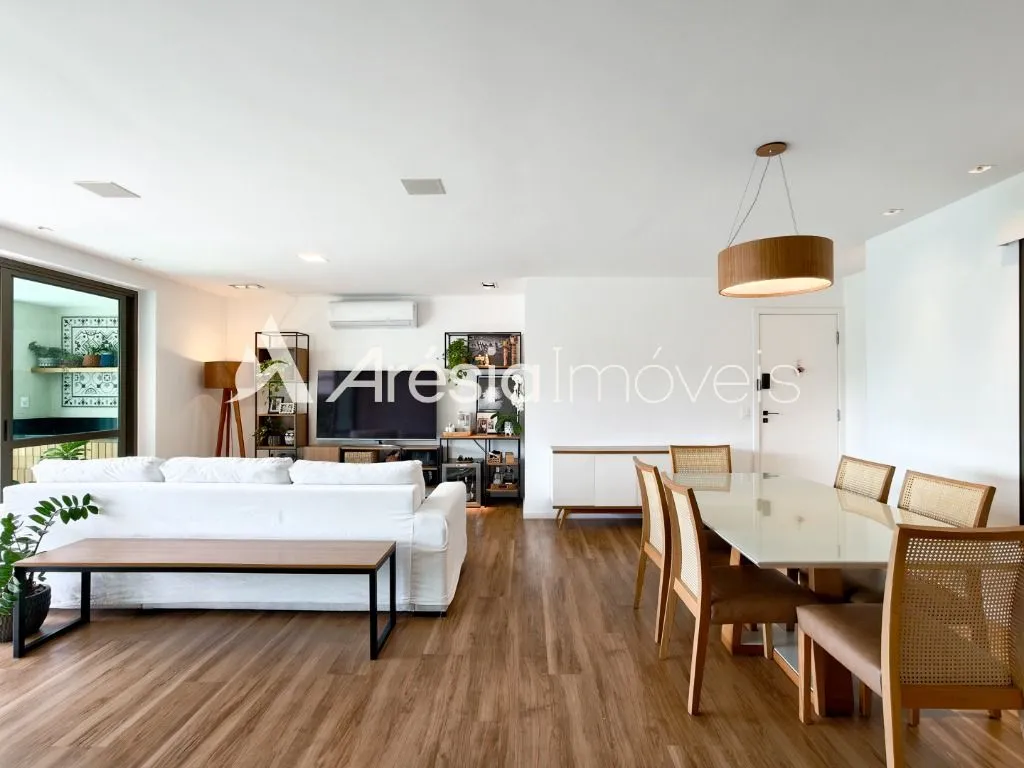 Balcony with a grill in a 4-bedroom apartment, 178 m² — photo 22