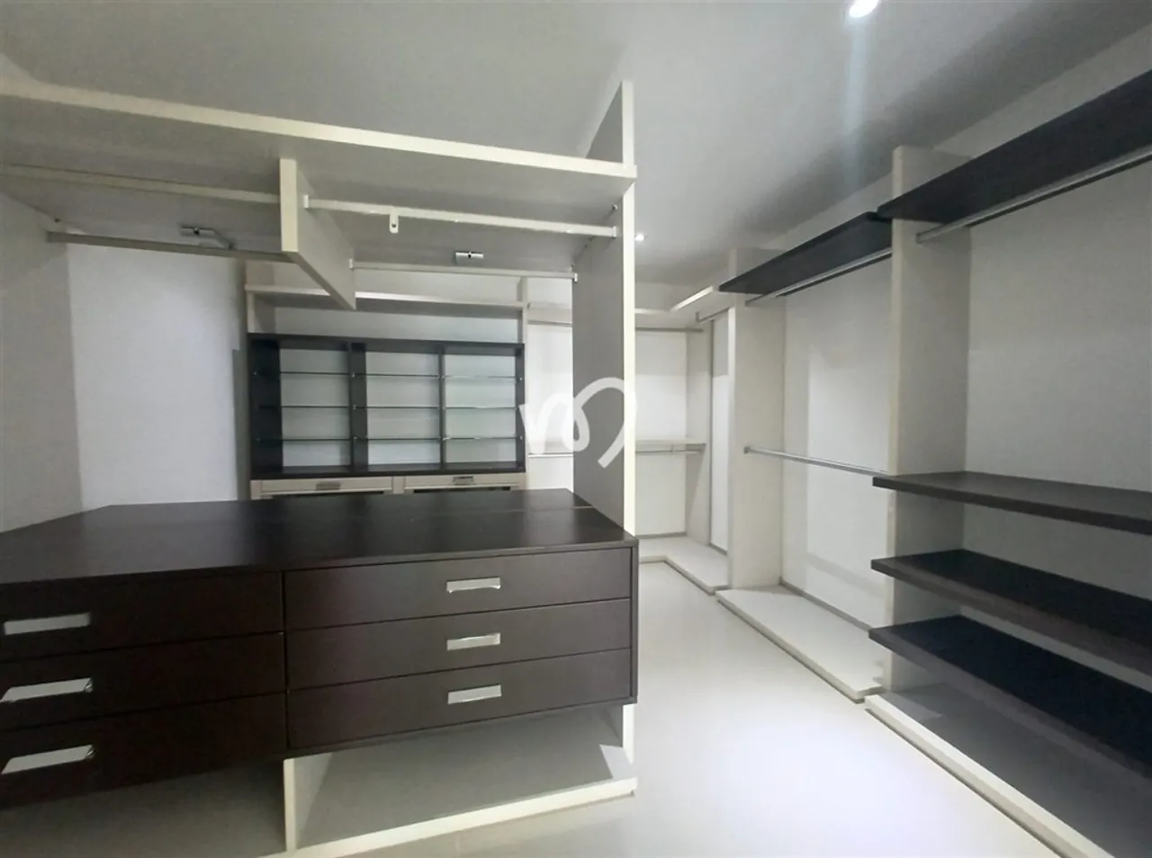 900 m² house with 5 bedrooms and 5 parking spaces — photo 4