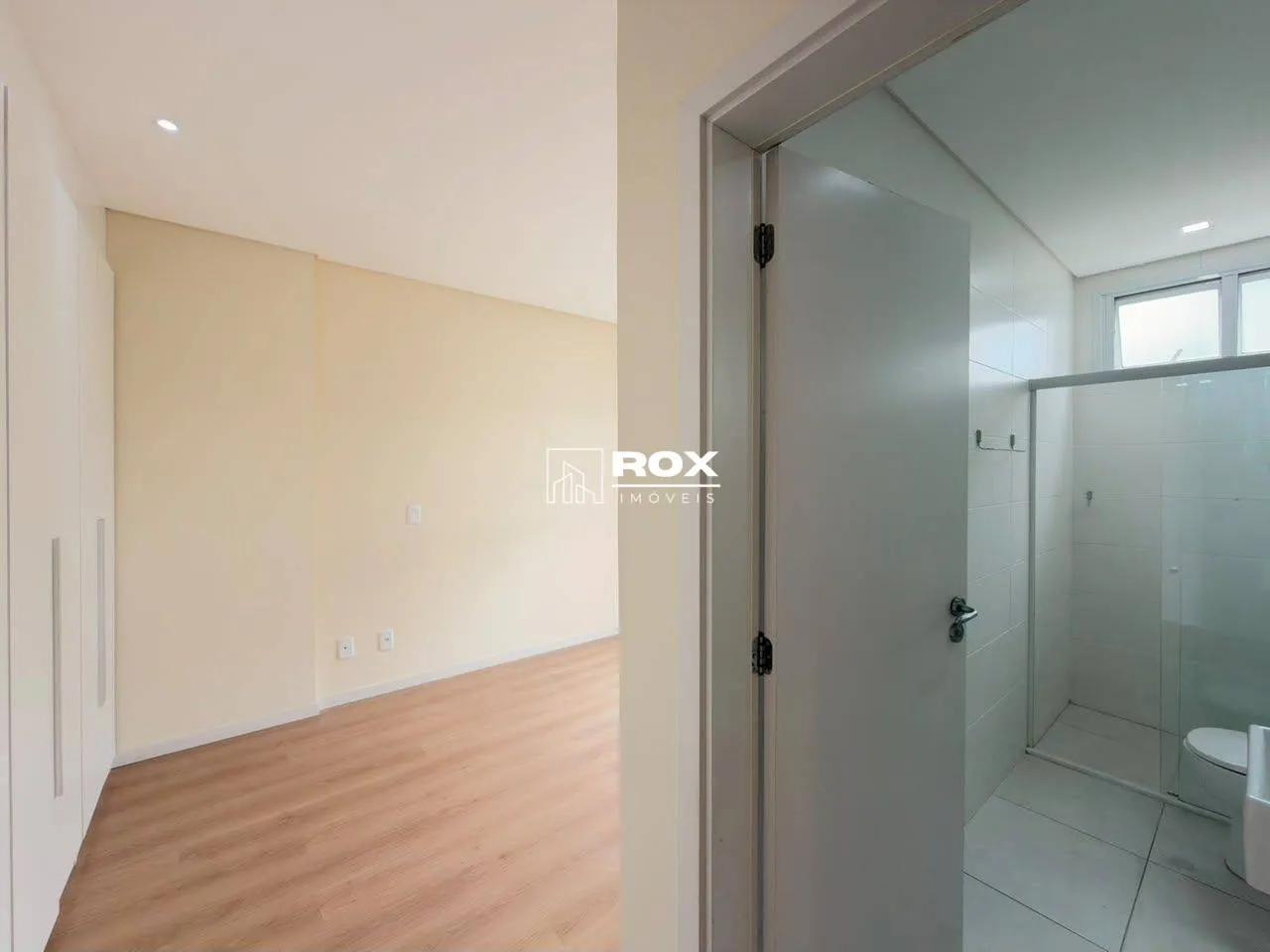 Glass-enclosed balcony in a 3-bedroom apartment, 105 m² — photo 40