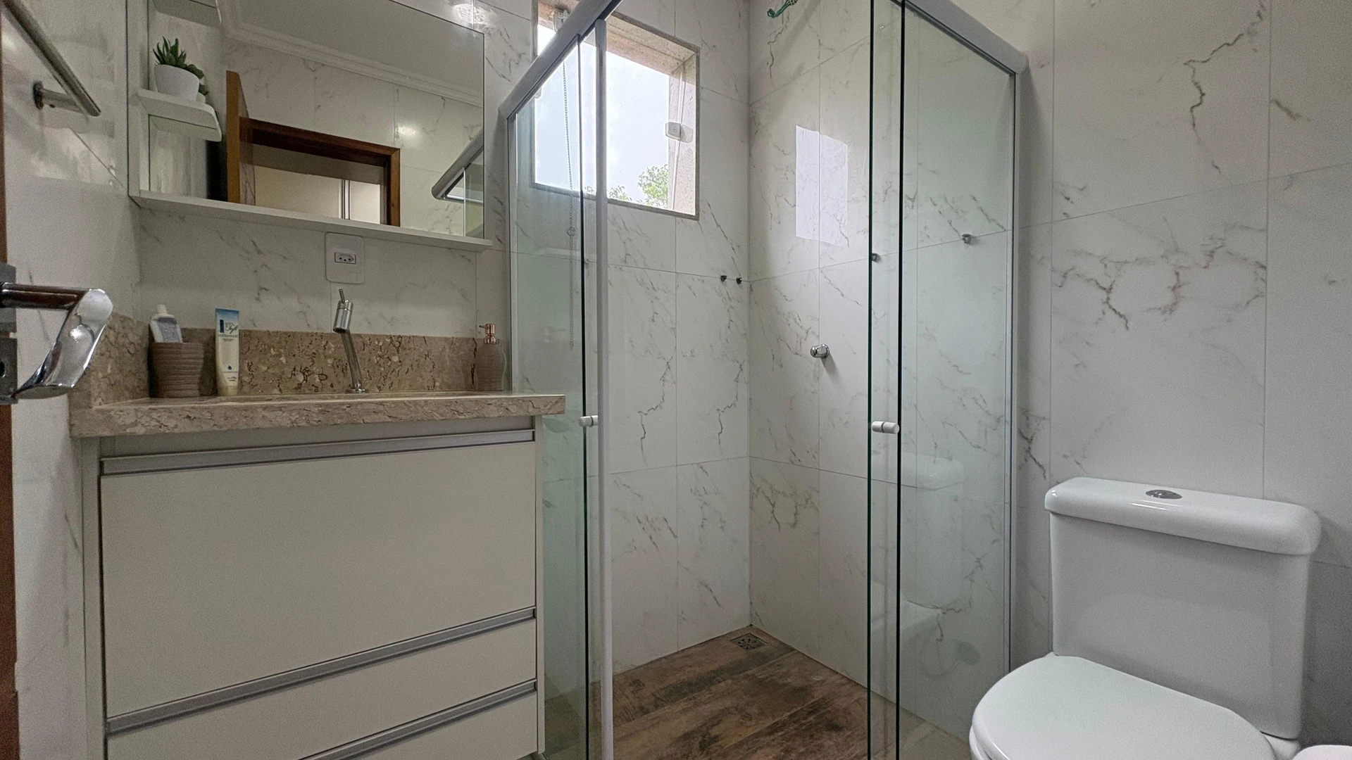 4-bedroom house with a glass-enclosed balcony — photo 12