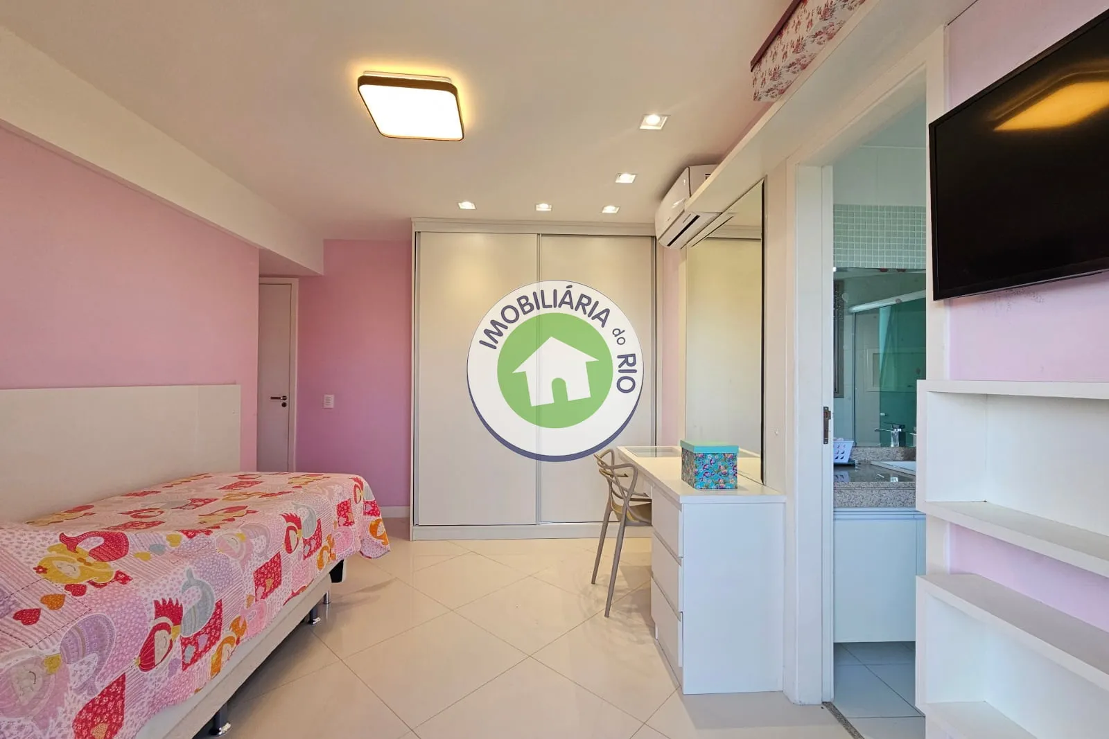 Unfurnished apartment with 4 bedrooms and glass balcony — photo 41