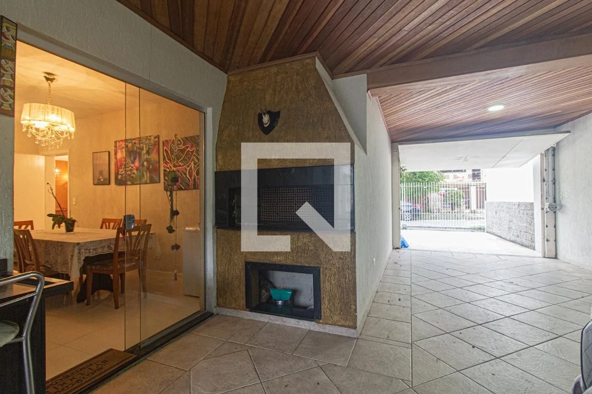 3-bedroom house with a walk-in closet in Curitiba — photo 35
