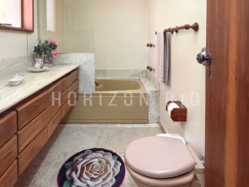 Furnished house, 800 m², with a bathtub — photo 61