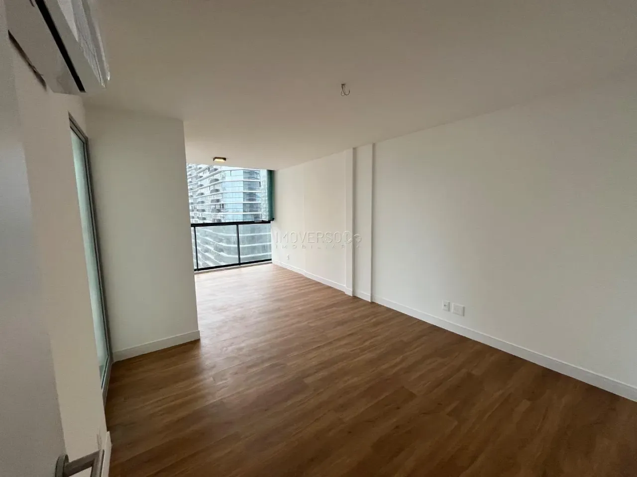 Glass-enclosed balcony in a 3-bedroom apartment, 120 m² — photo 7