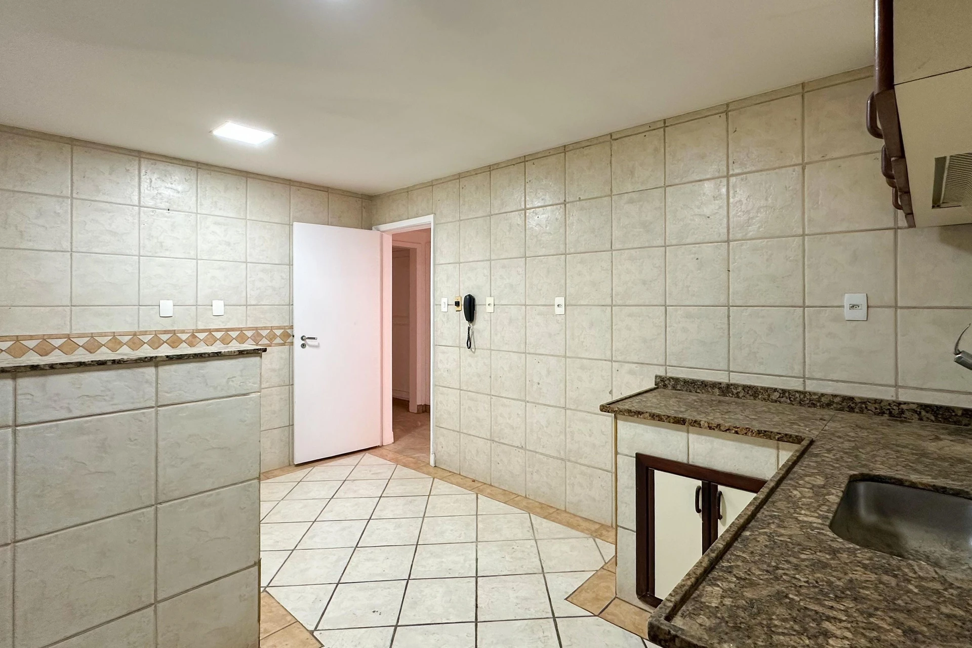 Unfurnished apartment with 3 bedrooms and 4 bathrooms — photo 6