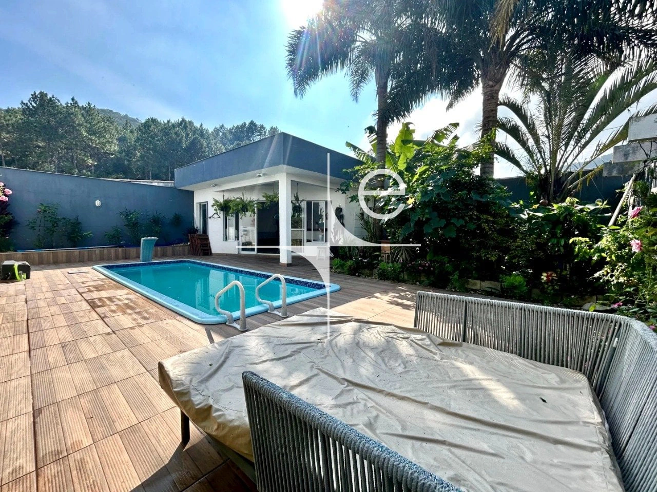 Furnished house with 4 bedrooms and private-use pool