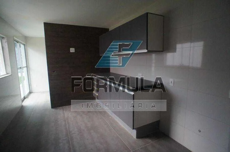 4-bedroom house with a bathtub