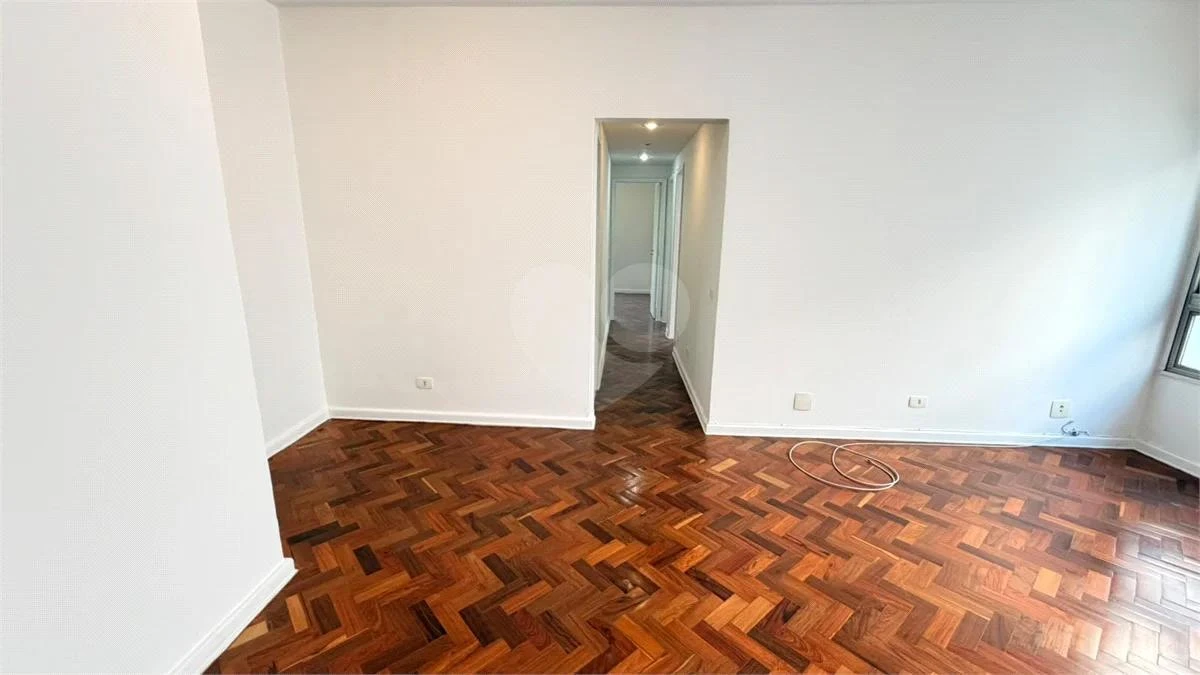 Wood or laminate floors in a 3-bedroom apartment, 91 m² — photo 34