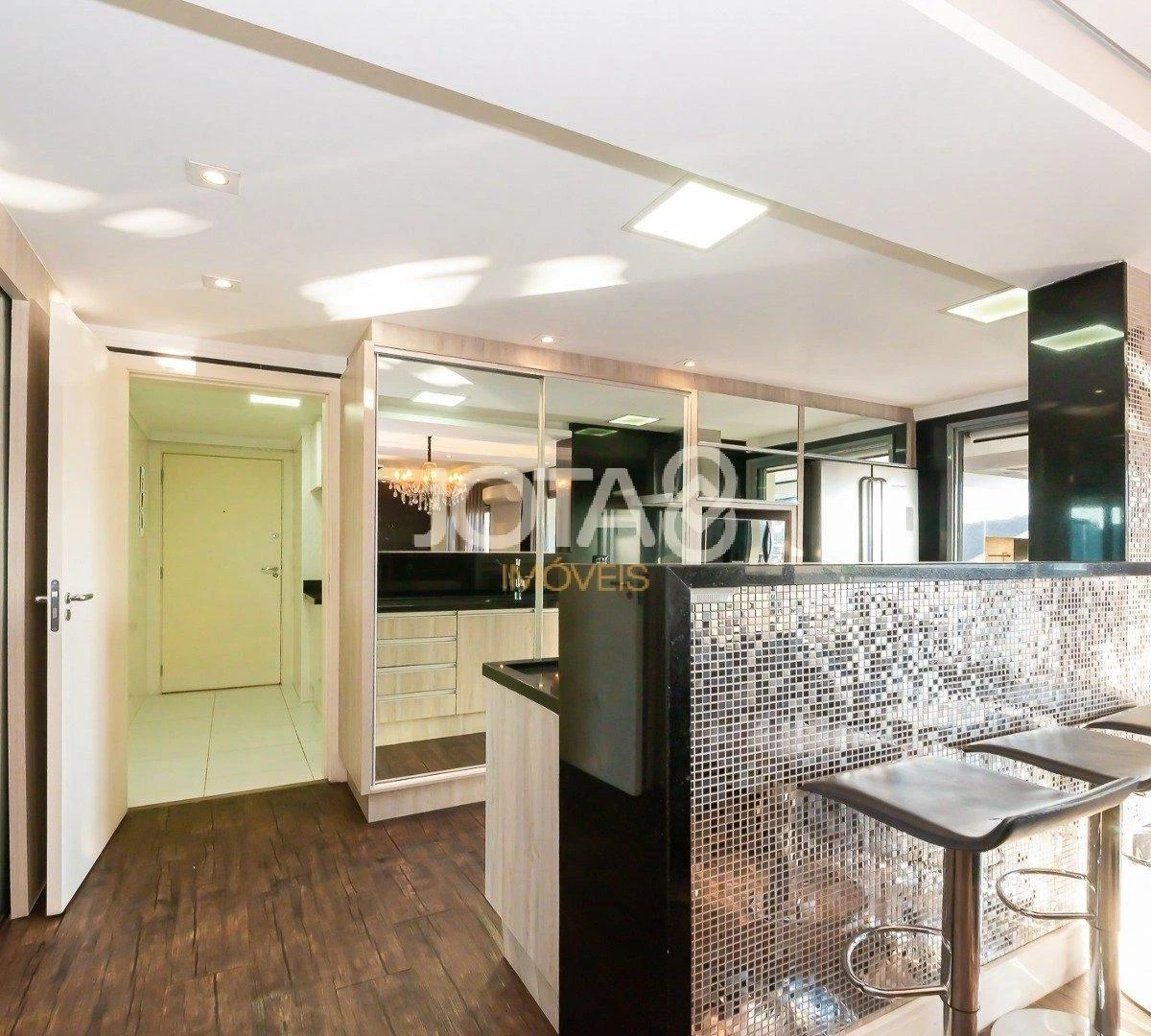 Apartment with 3 en-suite bedrooms and enclosed balcony — photo 26
