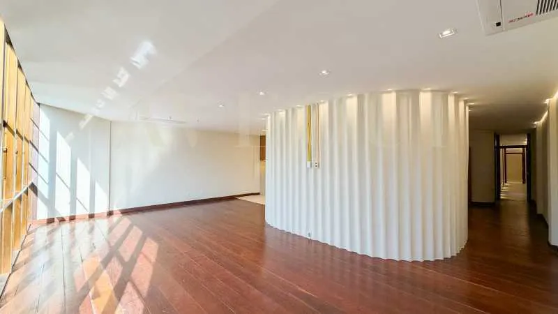 Floor-to-ceiling windows in a 3-bedroom apartment, 170 m² — photo 7