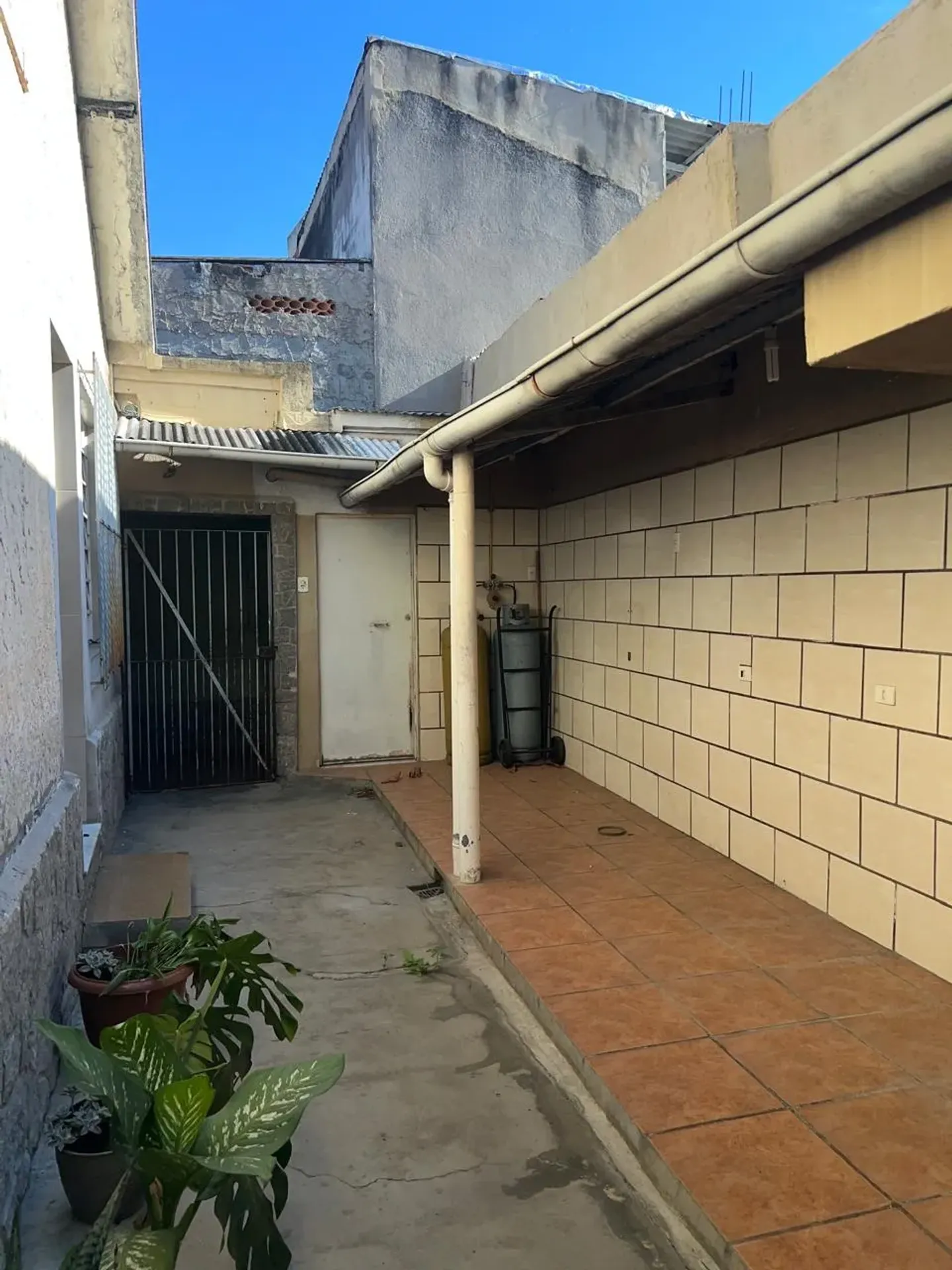 Casa com 4 quartos e cozinha fechada com armários — photo 32
