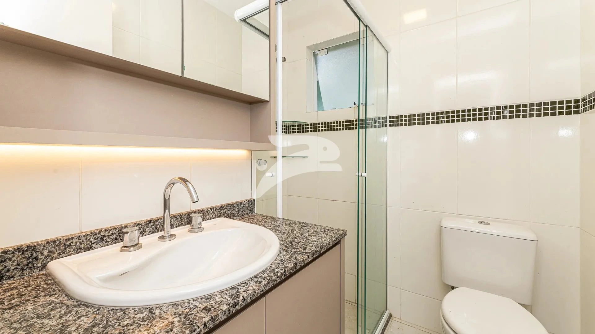 Balcony with a grill in a 3-bedroom house, 168 m² — photo 4