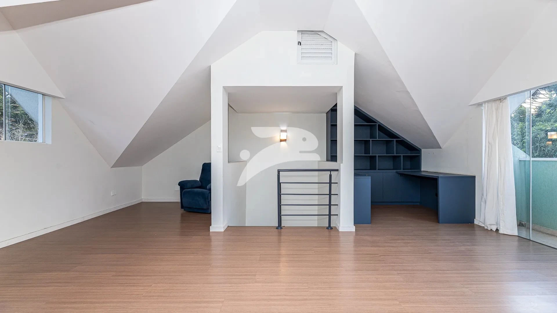 Balcony with a grill in a 3-bedroom house, 168 m² — photo 23